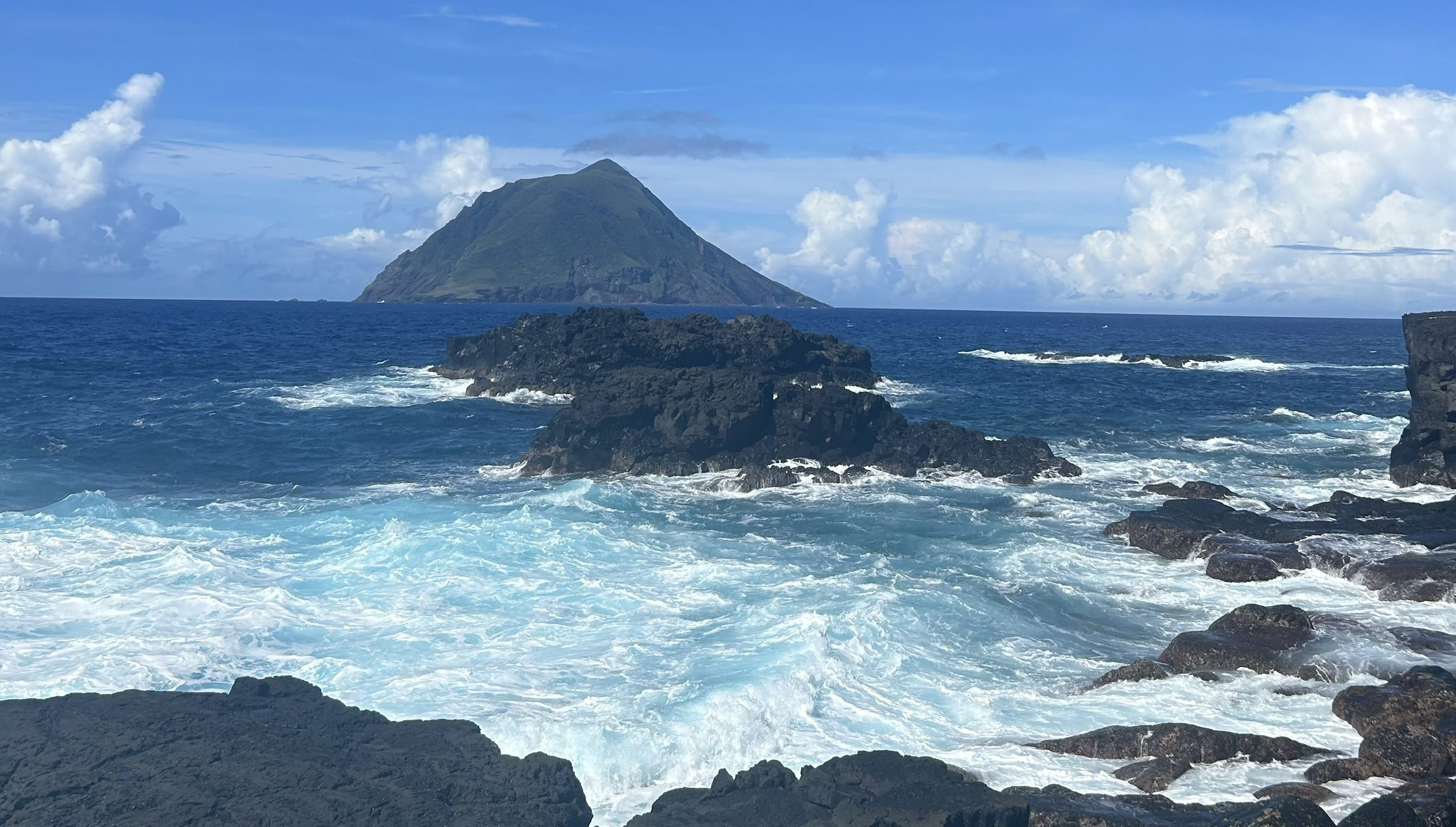 東京「八丈島」自然豊かなリゾート地を楽しむ｜絶品グルメと観光スポットまとめ